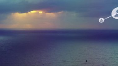 İnsanlarla bağlantı ağının animasyonu deniz üzerinde simgeler, bulutlu gökyüzü. küresel ağlar, bağlantılar ve dijital arayüz konsepti dijital olarak oluşturulmuş video.