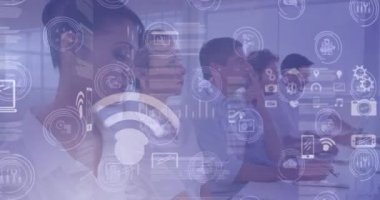Çeşitli iş adamları üzerinde dijital simge ağının animasyonu. küresel iş, finans, ağ kurma ve dijital arayüz kavramı dijital olarak oluşturulmuş video.