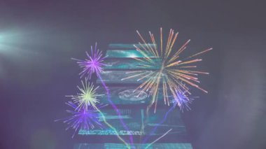 Havai fişeklerin dijital animasyonu veri işleme ile birden fazla ekranda patlıyor. dijital arayüz ve teknoloji kavramı