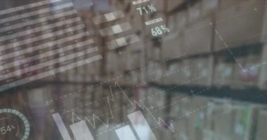Depodaki paketlerin üzerinden finansal veri ve grafiklerin animasyonu. ticaret, dağıtım hizmetleri, ekonomi ve teknoloji dijital olarak üretilmiş video.