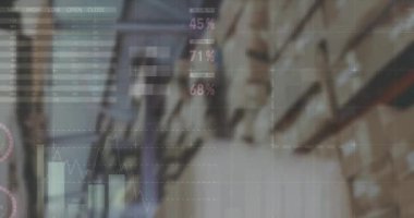 Depodaki paketlerin üzerinden finansal veri ve grafiklerin animasyonu. ticaret, dağıtım hizmetleri, ekonomi ve teknoloji dijital olarak üretilmiş video.