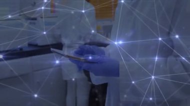 Çift ırklı kadın laboratuvar çalışanı üzerindeki bağlantıların animasyonu. Bilim, sağlık, tıp, bağlantılar ve teknoloji konsepti dijital olarak oluşturulmuş video.