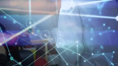 Kafkasyalı erkek doktor ve hastanın orta bölümündeki bağlantıların animasyonu. Bilim, sağlık, tıp, bağlantılar ve teknoloji konsepti dijital olarak oluşturulmuş video.