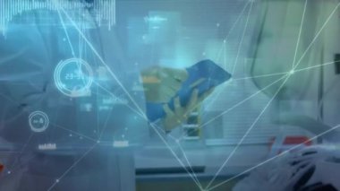 Çift ırklı kadın laboratuvar çalışanı ile tabletlerin bağlantılarının animasyonu. Bilim, sağlık, tıp, bağlantılar ve teknoloji konsepti dijital olarak oluşturulmuş video.
