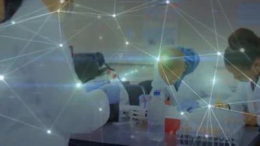 Çift ırklı kadın laboratuvar çalışanı üzerindeki bağlantıların animasyonu. Bilim, sağlık, tıp, bağlantılar ve teknoloji konsepti dijital olarak oluşturulmuş video.