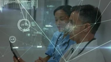 Tablet kullanan çeşitli erkek ve kadın doktorlarla olan bağlantıların animasyonu. Bilim, sağlık, tıp, bağlantılar ve teknoloji konsepti dijital olarak oluşturulmuş video.