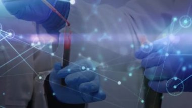 Örnekleri tutan laboratuvar çalışanlarının elleri üzerindeki bağlantıların animasyonu. Bilim, sağlık, tıp, bağlantılar ve teknoloji konsepti dijital olarak oluşturulmuş video.
