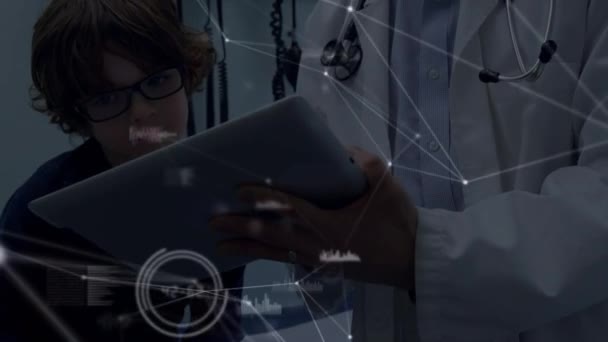 在高加索医生和男孩身上用平板动画连接 连接和技术概念数码视频 — 图库视频影像
