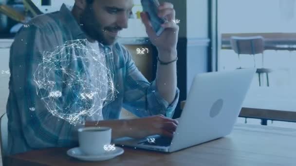 Laptop Kullanarak Kahve Içen Beyaz Bir Adam Üzerinden Dünya Ile — Stok video