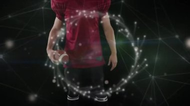 Kafkasyalı erkek Amerikan futbolcunun üzerinde benekler olan maden metni animasyonu. global spor ve dijital arayüz konsepti dijital olarak oluşturulmuş video.