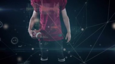 Beyazlı beyaz erkek Amerikan futbolcusu üzerinde veri işleme animasyonu. global spor ve dijital arayüz konsepti dijital olarak oluşturulmuş video.