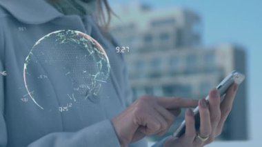 Akıllı telefon kullanan beyaz bir kadının elleri üzerinden dünya ile olan bağlantıların animasyonu. küresel iş, bağlantılar ve teknoloji konsepti dijital olarak oluşturulmuş video.