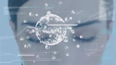 Kafkasyalı bir kadının yüzünün üzerindeki dünya ve bağlantıların animasyonu. küresel bağlantılar, teknoloji ve dijital arayüz konsepti dijital olarak oluşturulmuş video.