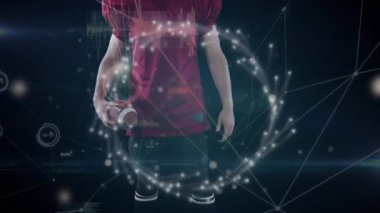 Veri işleme animasyonu ve beyaz erkek Amerikan futbolcusu üzerinde topa sahip noktalar. global spor ve dijital arayüz konsepti dijital olarak oluşturulmuş video.