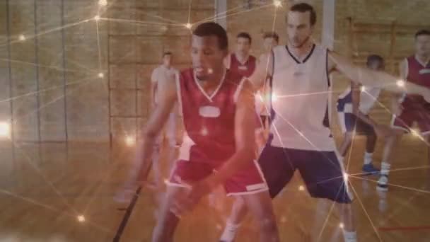 在不同的篮球运动者群体中 在体育馆里 云彩的动画和连络的网络 全球体育和数字界面概念数字生成视频 — 图库视频影像