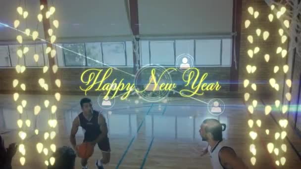 バスケットボール選手の多様なグループ上の接続の幸せな新年のテキストとネットワークのアニメーション グローバルスポーツとデジタルインターフェースの概念デジタル生成されたビデオ — ストック動画