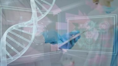 Tablet kullanan beyaz erkek doktor üzerinde DNA iplikçiklerinin dönmesi ve tıbbi veri işleme animasyonu. küresel tıp, veri işleme ve dijital arayüz kavramı dijital olarak oluşturulmuş video.