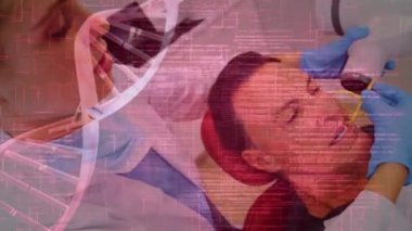 DNA iplikçiklerinin dönüşünün animasyonu ve beyaz kadın dişçi ve hasta üzerinde veri işlemesi. küresel tıp, veri işleme ve dijital arayüz kavramı dijital olarak oluşturulmuş video.