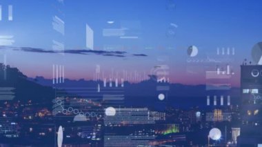 Günbatımında şehir manzarasında çeşitli veri ve grafiklerin animasyonu. küresel finans, veri işleme ve teknoloji konsepti dijital olarak oluşturulmuş video.