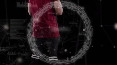 Veri işleme ve Sevgililer Günü metninin animasyonu beyaz erkek Amerikan futbolcusu üzerine. global spor ve dijital arayüz konsepti dijital olarak oluşturulmuş video.