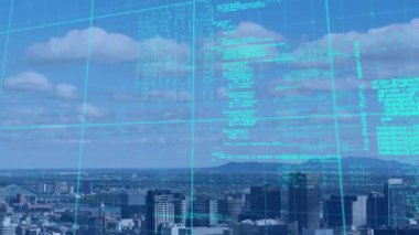Şehir manzarası üzerinde veri işleme animasyonu. küresel ağ, veri işleme ve teknoloji konsepti dijital olarak oluşturulmuş video.