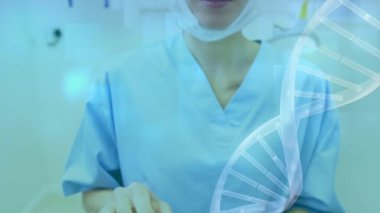 Tablet kullanan beyaz kadın doktor üzerinde DNA iplikçiklerinin dönmesi ve veri işleme animasyonu. küresel tıp, veri işleme ve dijital arayüz kavramı dijital olarak oluşturulmuş video.