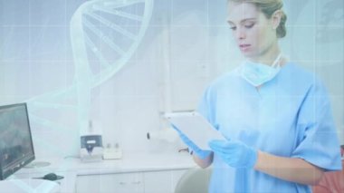 Tablet kullanan beyaz kadın doktor üzerinde DNA iplikçiklerinin dönmesi ve veri işleme animasyonu. küresel tıp, veri işleme ve dijital arayüz kavramı dijital olarak oluşturulmuş video.