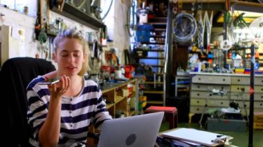 Akıllı telefon ve dizüstü bilgisayar kullanan mutlu beyaz kadın üzerinden bağlantı ağının animasyonu. küresel iş, ağ, bağlantılar ve teknoloji konsepti dijital olarak oluşturulmuş video.