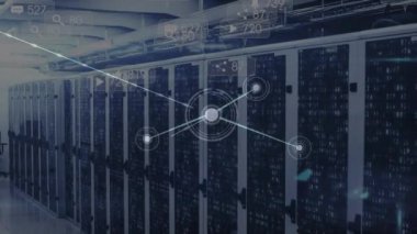 Sunucu odasındaki medya simgelerinin ve bağlantı ağının canlandırılması. küresel iş ve dijital arayüz kavramı dijital olarak oluşturulmuş video.