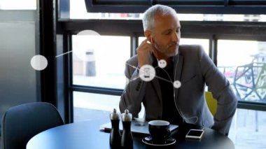 Akıllı telefon kullanan mutlu seinor beyaz adam üzerindeki simgelerle bağlantı ağının animasyonu. küresel iş, ağ, bağlantılar ve teknoloji konsepti dijital olarak oluşturulmuş video.