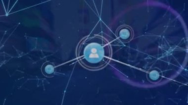 Şehir manzarası üzerindeki bağlantılar ve simgeler ağının animasyonu. küresel iş ve dijital arayüz kavramı dijital olarak oluşturulmuş video.