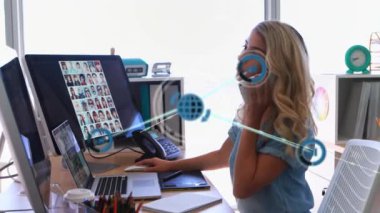 Akıllı telefonu ve bilgisayarı olan beyaz kadın üzerindeki ikonlarla olan bağlantıların animasyonu. küresel iş, ağ, bağlantılar ve teknoloji konsepti dijital olarak oluşturulmuş video.