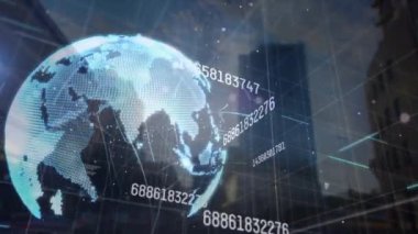 Şehir manzarası üzerindeki veri işleme ve küre animasyonu. küresel iş ve dijital arayüz kavramı dijital olarak oluşturulmuş video.