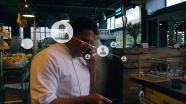 Akıllı telefon kullanan Latin adamın üzerindeki simgelerle bağlantı ağının animasyonu. küresel iş, ağ, bağlantılar ve teknoloji konsepti dijital olarak oluşturulmuş video.