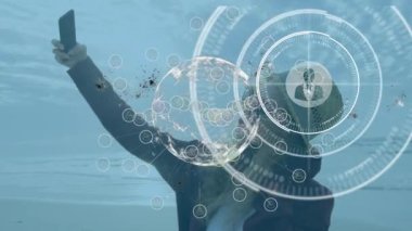 Kumsaldaki beyaz kadın üzerinden Dünya 'yla bağlantı ağının animasyonu. Sosyal medya ve iletişim arayüzü kavramı dijital olarak oluşturulmuş video.