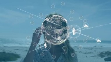 Plajdaki mutlu beyaz kadın üzerinden medya simgeleriyle bağlantı ağının animasyonu. Sosyal medya ve iletişim arayüzü kavramı dijital olarak oluşturulmuş video.