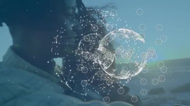 Afro-Amerikan çifti üzerinden medya simgeleriyle bağlantı ağının animasyonu. Sosyal medya ve iletişim arayüzü kavramı dijital olarak oluşturulmuş video.