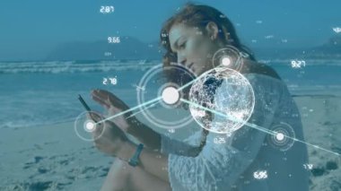 Kumsaldaki beyaz kadın üzerinden Dünya 'yla bağlantı ağının animasyonu. Sosyal medya ve iletişim arayüzü kavramı dijital olarak oluşturulmuş video.