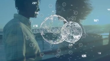 Mutlu Afro-Amerikan çifti yerine medya simgeleriyle bağlantı ağının animasyonu. Sosyal medya ve iletişim arayüzü kavramı dijital olarak oluşturulmuş video.