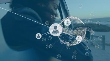 Mutlu Afro-Amerikan kadını yerine medya simgeleriyle bağlantı ağının animasyonu. Sosyal medya ve iletişim arayüzü kavramı dijital olarak oluşturulmuş video.