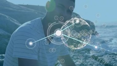 Plajdaki mutlu melez adam yerine medya simgeleriyle bağlantı ağının animasyonu. Sosyal medya ve iletişim arayüzü kavramı dijital olarak oluşturulmuş video.