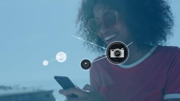 Анімація Мережі Язків Медіа Іконками Над Щасливою Афроамериканкою Концепція Соціальних — стокове відео