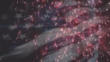 Amerika bayrağının havai fişekler üzerinde dalgalanması. Vatanseverlik ve kutlama konsepti dijital olarak oluşturulmuş video.