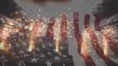Amerikan bayrağının spor stadyumunda dalgalanması ve havai fişekler. Vatanseverlik ve kutlama konsepti dijital olarak oluşturulmuş video.