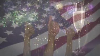 Amerika bayrağının baş parmakları ve havai fişekler üzerinde dalgalanması. Vatanseverlik ve kutlama konsepti dijital olarak oluşturulmuş video.