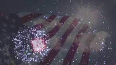 Amerika bayrağının havai fişekler üzerinde dalgalanması. Vatanseverlik ve kutlama konsepti dijital olarak oluşturulmuş video.