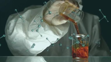 Bilim adamının laboratuvar şişesine sıvı dökerek dönen moleküllerin animasyonu. Bilim, araştırma ve deney konsepti dijital olarak üretilen video.