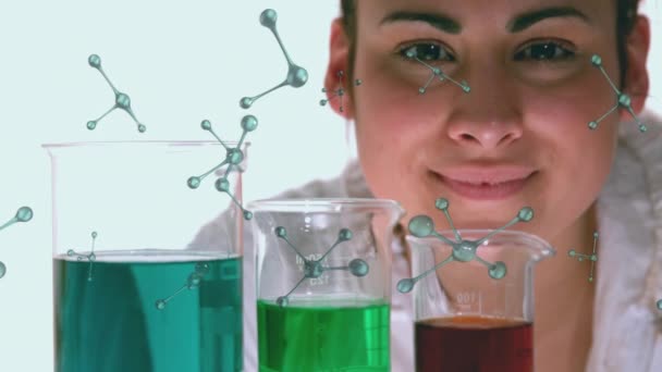 在高加索女科学家和实验室烧杯上旋转的分子的动画 研究和实验概念数字生成的视频 — 图库视频影像