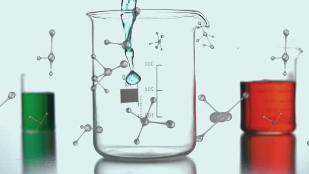 在蓝色液体上旋转的分子的动画注入实验室烧杯 研究和实验概念数字生成的视频 — 图库视频影像