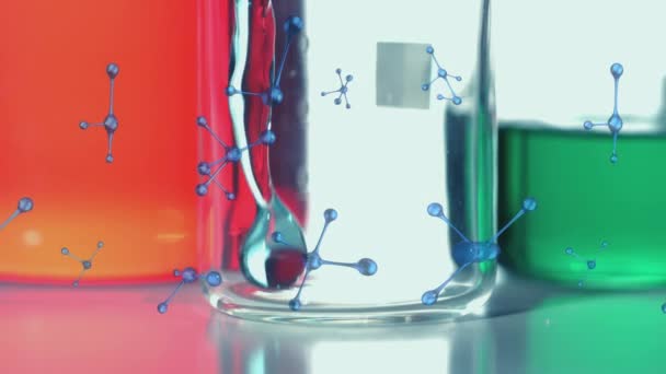 実験室のビーカーに青い液体を注ぐ上に回転する分子のアニメーション 実験の概念デジタルで生成されたビデオ — ストック動画
